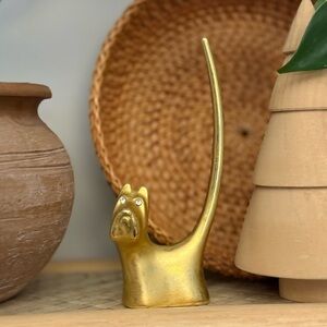 Gold dog Schnauzer ring holder.